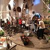 Zahlreiche Mitarbeiter bauen die vorletzte Blumenschau in der Kapuzinerkirche in Überlingen im Rahmen der Landesgartenschau ab. Sie ...