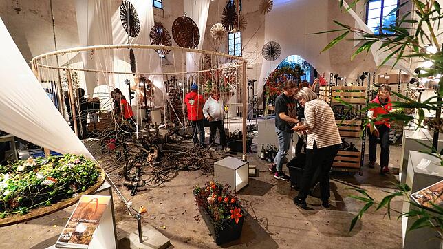 Zahlreiche Mitarbeiter bauen die vorletzte Blumenschau in der Kapuzinerkirche in Überlingen im Rahmen der Landesgartenschau ab. Sie ...