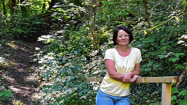 Regelmäßig überprüft auch Christina Klaus, ob die vielen Brücken auf diesem Premiumwanderweg noch begehbar sind.