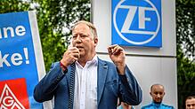 ZF-Konzernbetriebsratschef Achim Dietrich spricht bei einer Kundgebung im ZF-Werk Gelsenkirchen-Schalke. Das Werk soll Ende 2024 dicht ...