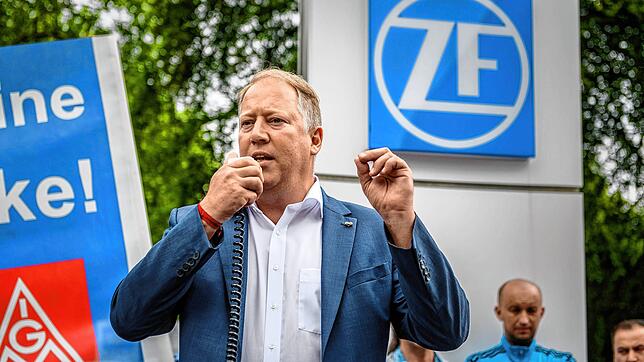 ZF-Konzernbetriebsratschef Achim Dietrich spricht bei einer Kundgebung im ZF-Werk Gelsenkirchen-Schalke. Das Werk soll Ende 2024 dicht ...