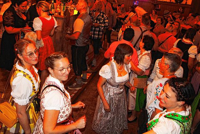 Bild 17: Dirndl und Lederhosen bestimmten das Bild beim Bräunlinger Almabtrieb