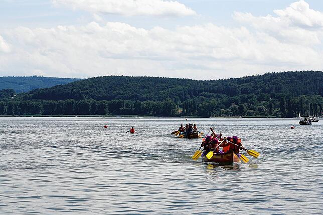 Bild 17: Radolfzell: Rein ins Boot und gleich ins Wasser: Das Großkanadierrennen 2025 in Bildern