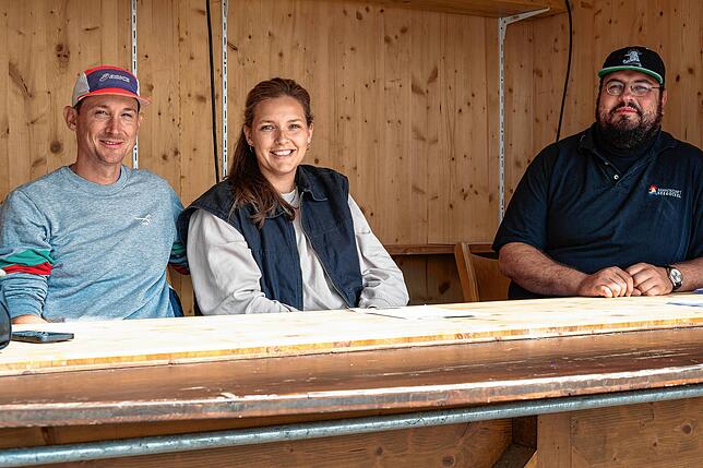 Das hochmotivierte Infoteam der Narrenzunft Seegockel: Katrin und Joachim Fischer (links), Daniel Baumann (rechts).