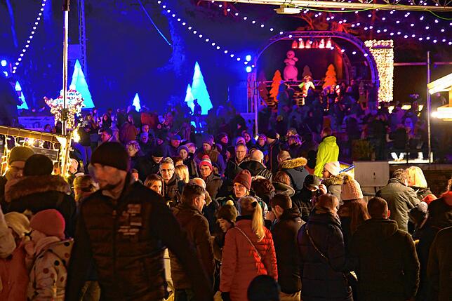 Bild 13: Jetzt ist die Weihnachtszauberei voll im Gang: Bilder vom besucherstärksten Tag in Triberg