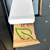 Auf Wunsch gibt der Automat auch Besteck aus Holz aus.