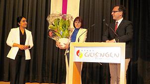 Auch die Politik freut sich über die neue Pfarrerin Kim Ajna Adchayan (links). Geisingens Bürgermeister Martin Numberger (rechts) und ...
