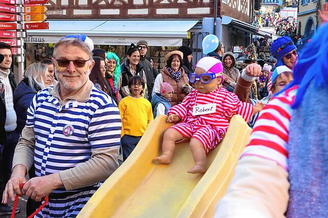 Bild 8: Meersburger Fasnacht: Die schönsten Bilder vom Kärrelerennen 2025