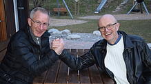 Sie arbeiten zusammen für einen attraktiven Hirschgarten in Rickenbach (v.l.): Gemeinderat Walter Waßmer und Bürgermeister Dietmar ...