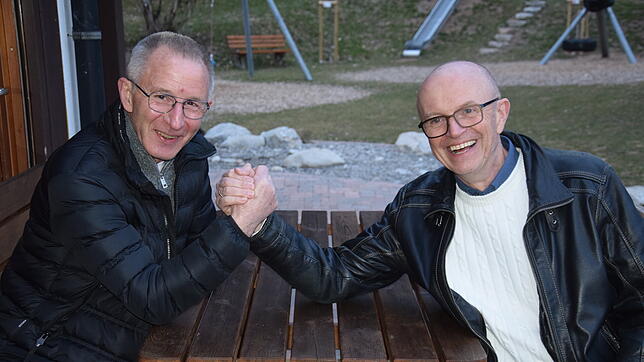 Sie arbeiten zusammen für einen attraktiven Hirschgarten in Rickenbach (v.l.): Gemeinderat Walter Waßmer und Bürgermeister Dietmar ...