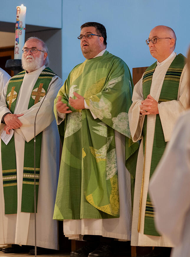 Eucharistiefeier mit dem scheidenden Dekan Christopf Neubrand (Mitte) mit seinem Stellvertreter Pfarrer Edwin Müller (links) , ...