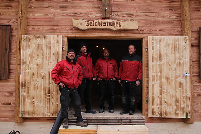 In nur vier Tagen wurde der „Beichtstadel“ aufgebaut. Gezimmert hat Axel Kränkel an der Blockhütte aber bereits seit November.