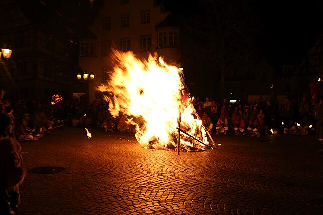 Bild 4: Oje die Fasnet hat ein Loch: Bilder von der Hexenverbrennung in Pfullendorf