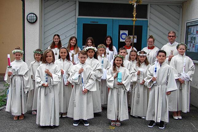 Neun Mädchen und vier Jungen aus den Pfarrgemeinden St. Maria Hohentengen und St. Oswald Lienheim der Seelsorgeeinheit St. Christophorus ...