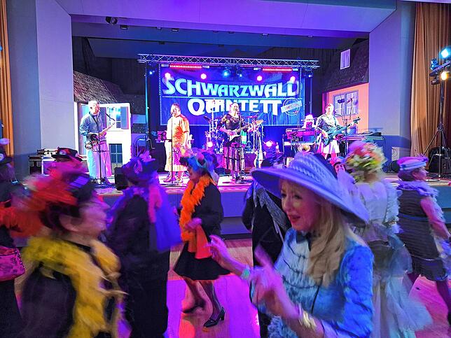 Bild 8: So bunt feiern die Wiiber in Bad Säckingen
