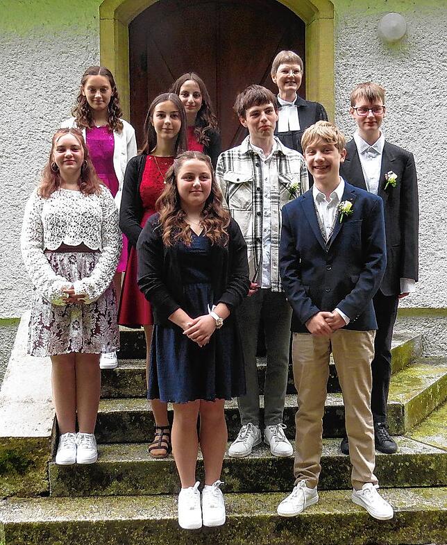 Die Konfirmandinnen und Konfirmanden aus Löffingen (hinten, von links): Carolyn Klingenfuß, Olivia Ganter, Pfarrerin Annegret Krieg; ...
