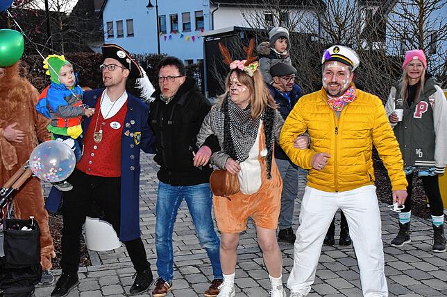 Bild 9: Narren feiern Rosenmontag mit Kindernachmittag und Fackelzug