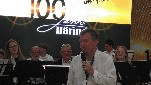 Denis Häring bei seinen Dankesworten zum Ende des Jubiläumsfestes. Er schloss mit: Das Beste kommt zum Schluss und das ist der ...
