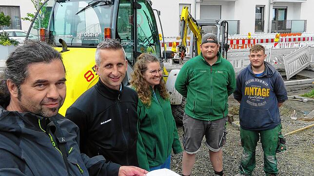 Bauleiter Gregor Depta, Ortsbaumeister Patrick Lutz, Vorarbeiterin Anja Huonker sowie  Emanuel Schmudt und Azubi Kevin Pfahl (von links) ...
