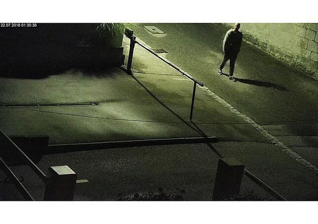 Mit dieser Aufnahme einer Videokamera eines Privatparkplatzes sucht die Polizei nach einem unbekannten Täter, der Autos zerkratzte. Ob ...