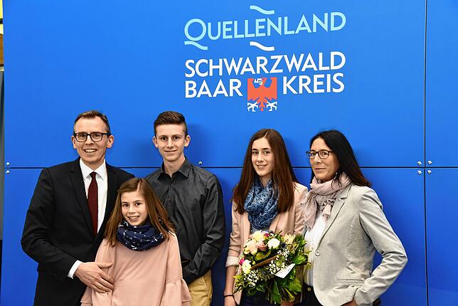 Sven Hinterseh mit seiner Familie nach der Auszählung.