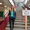 Hier geht&lsquo;s auf dem Weg die Treppe hinunter entlang: Schulverbundsrektorin Veronika Elflein macht es vor.