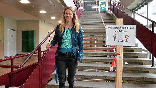 Hier geht&lsquo;s auf dem Weg die Treppe hinunter entlang: Schulverbundsrektorin Veronika Elflein macht es vor.