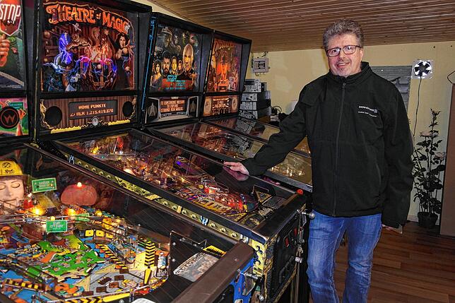 Flipper sind Alexander Hogs großes Hobby: Insgesamt zwölf der guten Stücke aus der analogen Zeit hat er bisher gesammelt.