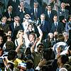Horst Hrubesch stemmt nach dem Titelgewinn 1980 den EM-Pokal in Höhe.