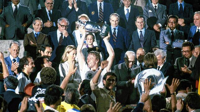 Horst Hrubesch stemmt nach dem Titelgewinn 1980 den EM-Pokal in Höhe.