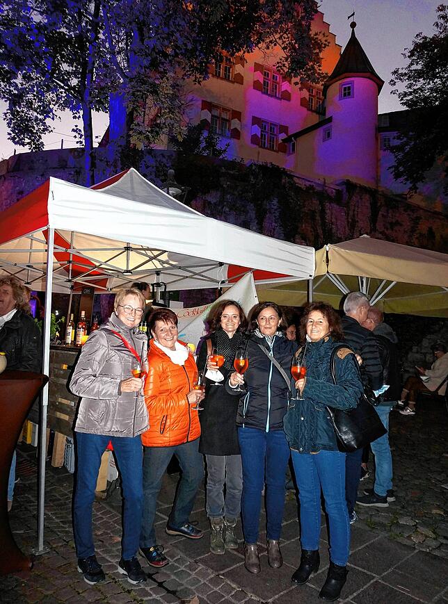 Frauenabend: Am Fuße des Schlosses genießen Helga aus Hohentengen (von links), Evi aus Lottstetten, Tanja aus Untermettingen, Petra und ...