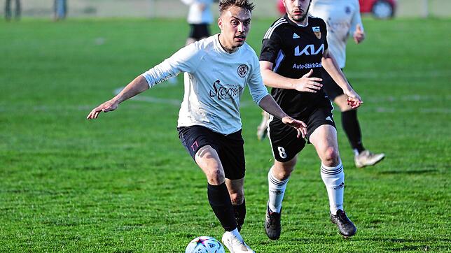 Zweikampf zwischen Victor Maag (SV Deggenhausertal, links) und Jeremy Kaplan (SV Mühlhausen). Auch wenn hier die Gäste vorne liegen, ...