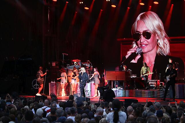 Sarah Connor auf der Bühne zum Auftakt des Schlossplatz Meersburg Open Airs 2023. Bild: Reiner Jäckle