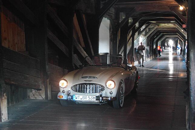 Bis 1979 rollte der reguläre Grenzverkehr über die enge Holzbrücke. Anlässlich einer Oldtimer-Rundfahrt gab es hierzu im Jahr 2015 ...