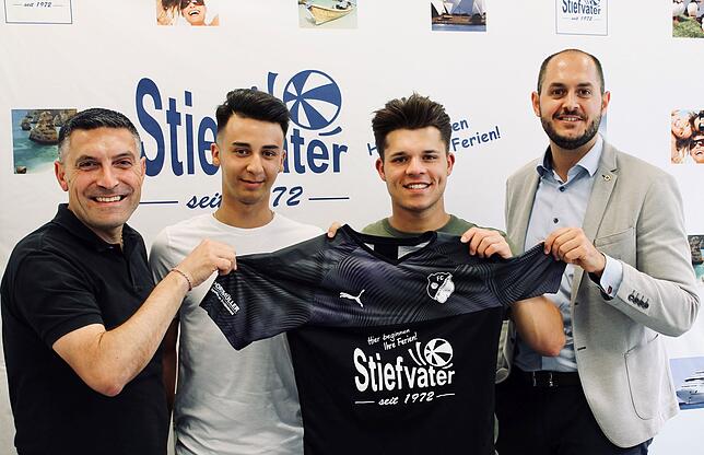 Neuzugänge vom FSV Rheinfelden: Sportvorstand Kevin Pabst (rechts) und Teammanager Antonio Ratto (links) begrüßen die ...