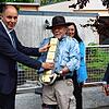 Der Künstler Gunter Demnig (Mitte) übergibt sechs weitere Stolpersteine an Oberbürgermeister Bernd Häusler. Rechts Hans-Peter Storz von ...