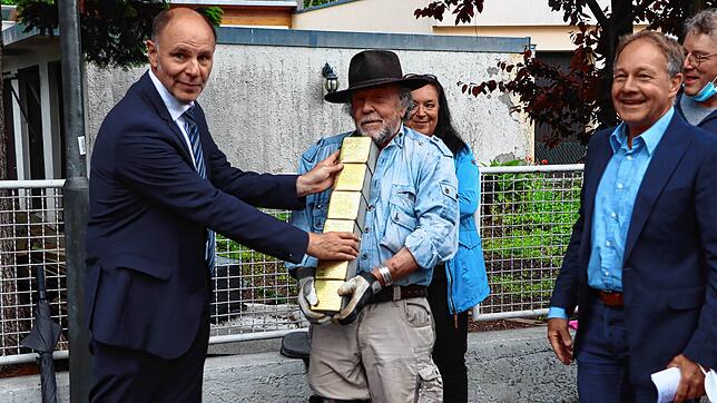 Der Künstler Gunter Demnig (Mitte) übergibt sechs weitere Stolpersteine an Oberbürgermeister Bernd Häusler. Rechts Hans-Peter Storz von ...