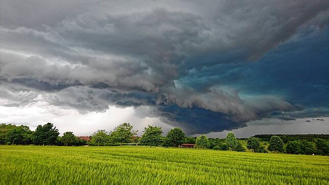 Aus Südwesten kommend baute sich das Unwetter auf, das kurze Zeit nach dieser Aufnahme bei Mauchen über der Region Bonndorf niederging.