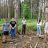 Das Vorstandsduo der Grünen Jugend Waldshut, Areli Wantia und Florian Tröndle, waren vom Albbrucker Zukunftswald ebenso beeindruckt wie ...