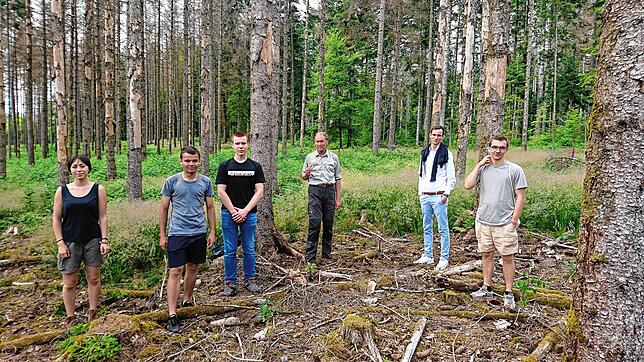 Das Vorstandsduo der Grünen Jugend Waldshut, Areli Wantia und Florian Tröndle, waren vom Albbrucker Zukunftswald ebenso beeindruckt wie ...