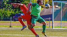 Der Konstanzer Alireza Yaghoobi (links) im Zweikampf mit Markus Ringwald vom FC Furtwangen.