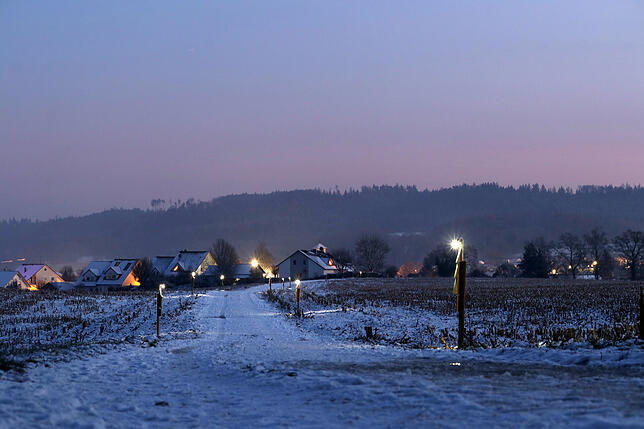 Jedes Schild auf dem Weihnachtsweg ist mit einer Solarlampe ausgestattet, sodass man den Weg auch im Dunkeln gehen kann.