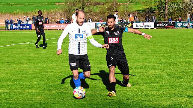 Duell der Spielführer: Der Villinger Tevfik Ceylan (rechts) versucht, dem Lahrer Johannes Wirth den Ball abzunehmen.