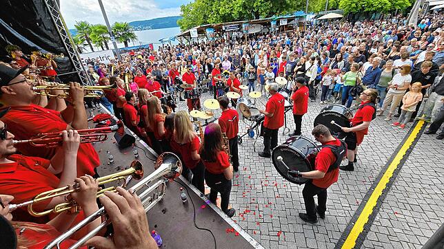 Großen Zuspruch erfuhr die knapp einstündige Aufführung der GuggeVamps am Sonntagnachmittag auf dem Landungsplatz. Da blieb es zumindest ...