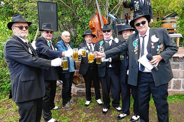 Bild 1: ACE feiern zu ihem 50. in ihrem Lustschloss auf der Hofwiese ein spektakuläres Geburtstagsfest