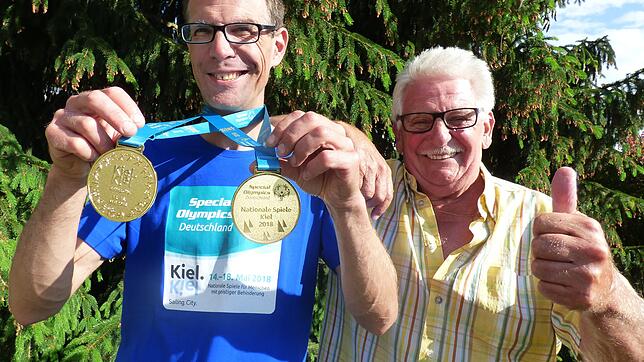 Mit zwei Goldmedaillen kehrte Christian Weißenberger von den Special Olympics zurück. Peter Weißenberger freut sich über den Erfolg ...