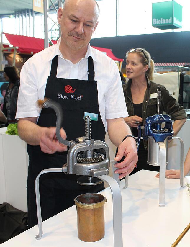Martin Strangfeld präsentiert die Schwenninger Knöpfle auf der Slow Food-Messe in Stuttgart. Hier ist er mit einer ...
