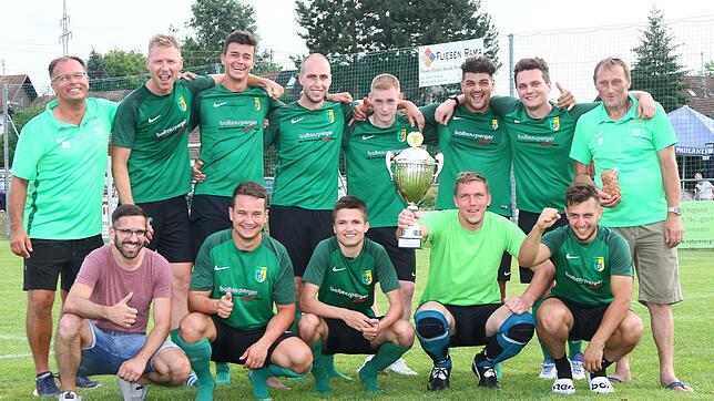 Turniersieger beim SC Minseln: Den 1:0-Sieg des SV Herten II gegen den TuS Maulburg sicherte Robin Trüby (stehend, Dritter von links) in ...