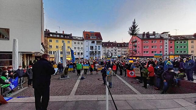 Der Häfler Oberbürgermeister Brand hält eine Rede vor etwa 1000 Demonstrierenden. Er kündigt an, dass die Stadt Anlaufstelle für ...