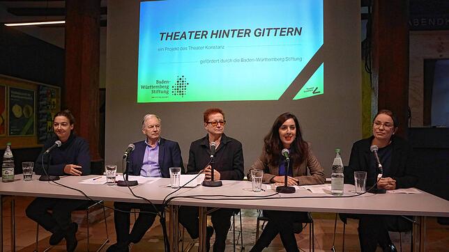 Sie ermöglichen das Theater hinter Gittern (von links): Amelie Wördehoff (Teamleitung), Christoph Dahl (Geschäftsführer der ...